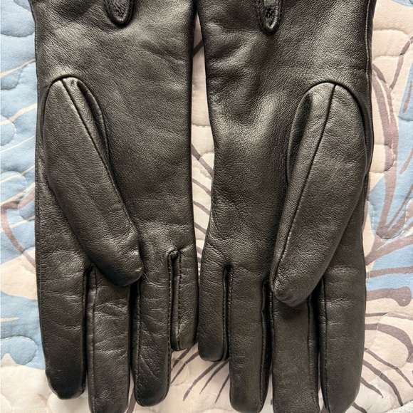 Elegant Genuine Leather Gloves - Black - Picture 2 of 3